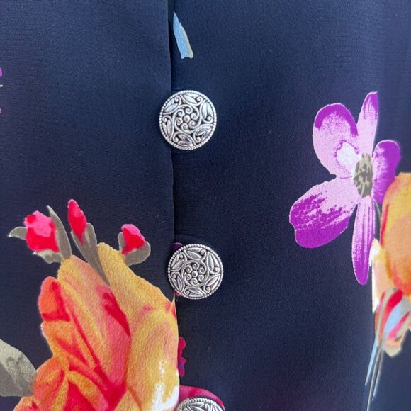 Maggie Sweet Black Bold Floral Metal Button Front Mock Neck Blouse Size Small - Picture 5 of 11